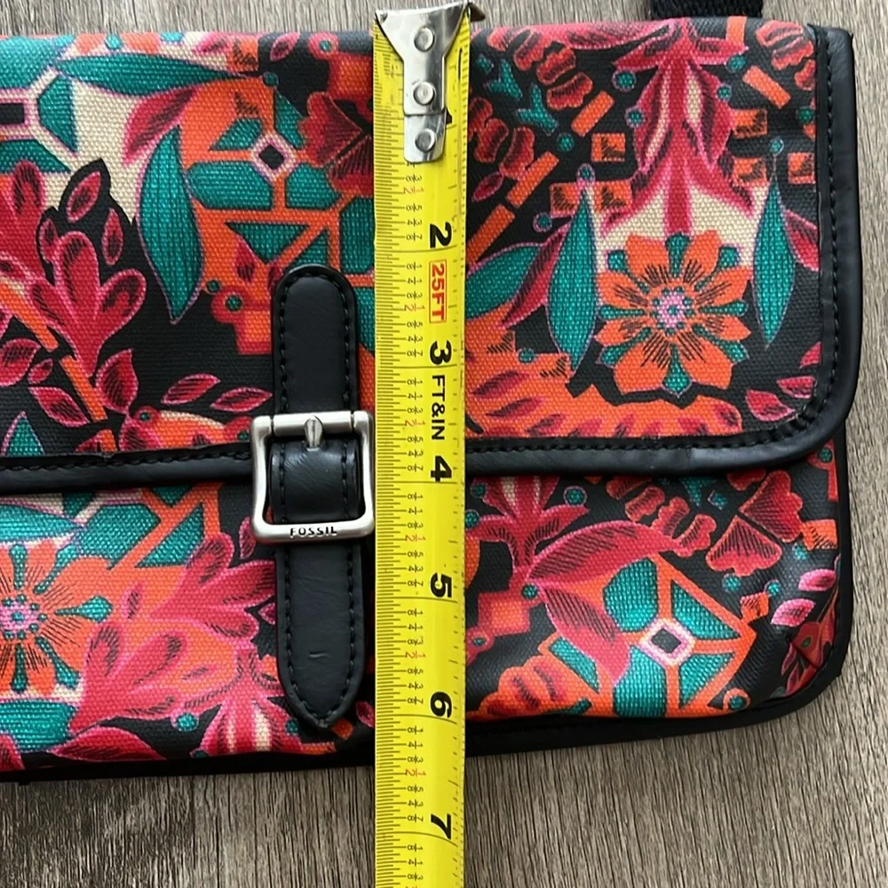 FOSSIL. Cute little crossbody. Perfect for fall. Gentle used condition. 10x6.